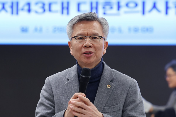 제43대 대한의사협회장에 당선된 김택우 전국광역시도의사협의회장이 2024년 1월 8일 오후 서울 용산구 대한의사협회에서 당선 소감을 밝히고 있다. /연합뉴스