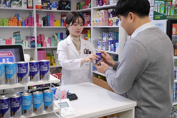 약사가 한미사이언스가 새롭게 출시한 신제품 스파클링 프리미엄 레시피를 선보이고 있다. /한미사이언스