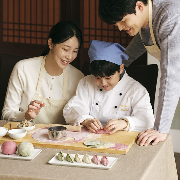 제주신라호텔 설 연휴 ‘해피 투게더, 뉴이어’ 패키지의 명절 음식 만들기 ‘패밀리 쿡 & 다이닝’에 가족이 함께 참여하고 있다. /2025.1.15.호텔신라