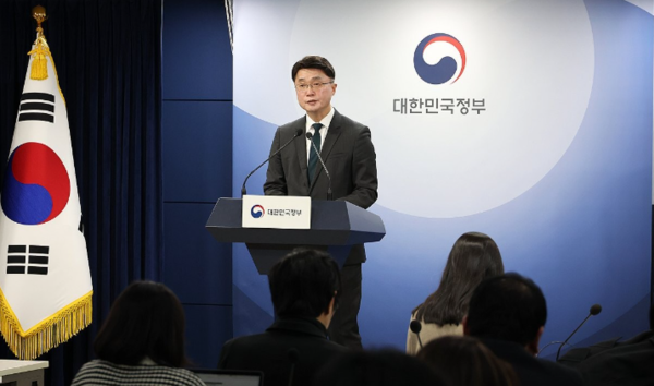 과학기술정보통신부 류제명 네트워크정책실장이 15일 서울 종로구 정부서울청사에서 알뜰폰 경쟁력 강화 방안 및 신규사업자 정책 관련 연구반 논의결과 브리핑을 하고 있다./사진=연합뉴스