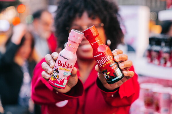 삼양식품이 '미국 2024년 알파 세대가 선호하는 최고의 브랜드'로 선정됐다. 사진은 스플래시 불닭 캠페인./사진=삼양라운드스퀘어.