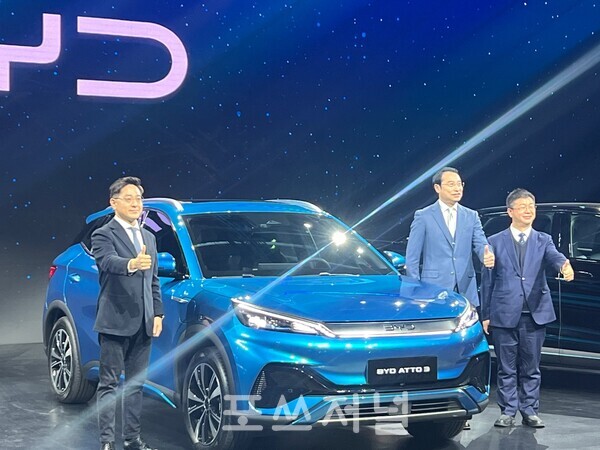 2025년 1월 16일 인천 중구 상상플랫폼에서 열린 'BYD 승용 브랜드 런칭 미디어 쇼케이스'에서 (왼쪽부터) 조인철 비야디 코리아 승용사업 부문 대표와 류쉐량 비야디 아시아태평양 자동차영업사업부 총경리가 소형 전기 SUV '아토3' 앞에서 기념촬영을 하고 있다./사진=김지훈 기자
