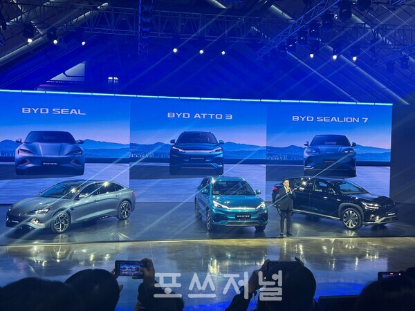 (왼쪽부터) 비야디 퍼포먼스 중형 전기세단 '씰', 소형 전기 SUV '아토3', 중형 전기 SUV 씨라이언7./사진=김지훈 기자