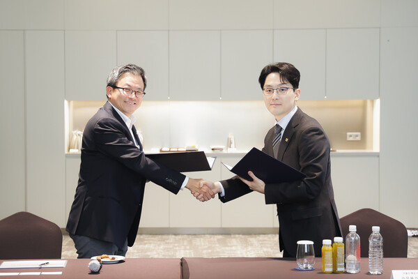 승우용 서울드래곤시티 이사(오른쪽)와 김대일 섹타나인 김대일 대표가 2025년 1월 16일 서울 용산구 서울드래곤시티에서 ‘고객경험 혁신을 위한 전략적 제휴 협약’ 체결 후 기념사진을 찍고 있다. / 사진=SPC그룹