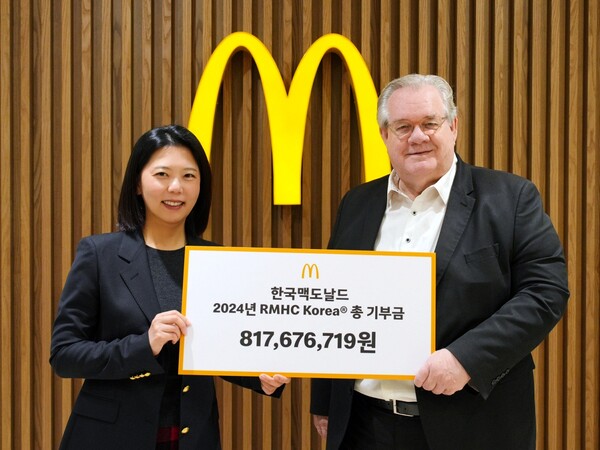 김기원 한국맥도날드 대표이사(왼쪽), 제프리 존스 RMHC Korea 회장이 2024년 12월 23일 한국맥도날드 본사에서 기념사진을 찍고 있다. / 사진=한국맥도날드