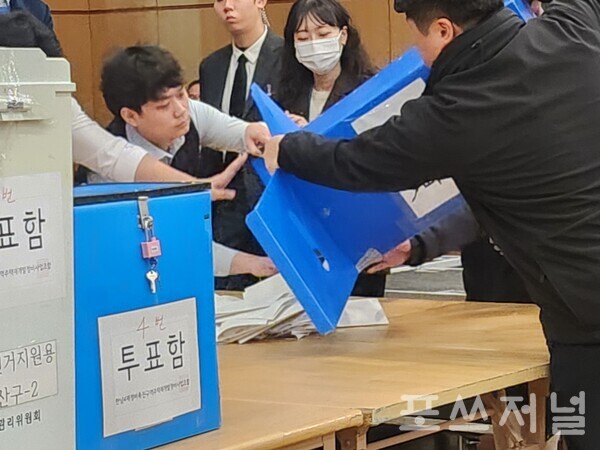 2025년 1월 18일 서울 용산구 이태원성당에서 한남4재정비촉진구역 주택재개발정비사업(한남4구역) 시공자 선정 투표의 투표함이 개봉되고 있다. /사진=송신용 기자