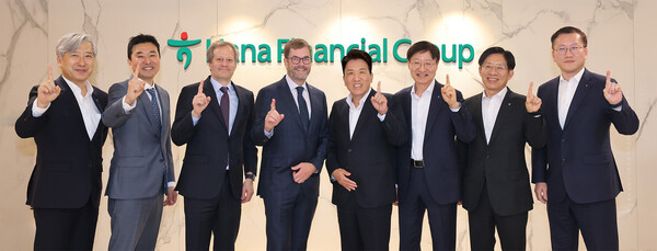 하나금융그룹은 2025년 1월 17일 서울시 중구 을지로 소재 하나금융그룹 명동 사옥에서 글로벌 최상위 사모펀드 운용사인 베인캐피탈과 최고경영자 미팅을 가졌다. 함영주 회장(사진 오른쪽에서 네번째), 이승열 부회장(사진 오른쪽에서 세번째), 강성묵 부회장(사진 오른쪽에서 두번째), 존 코노턴(John Connaughton) 베인캐피탈 글로벌 CEO(사진 왼쪽에서 네번째), 데이비드 그로스(David Gross) 베인캐피탈 공동대표(사진 왼쪽에서 세번째), 이정우 베인캐피탈 한국대표(사진 왼쪽에서 두번째)가 기념 촬영을 하고 있다./하나금융