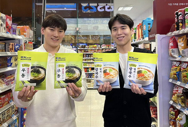 모델이 GS25가 이번에 출시하는 완도김우동, 멸치칼국수 등 리얼프라이스 냉장면 2종을 들고 포즈를 취하고 있다./2025.1.19 GS리테일