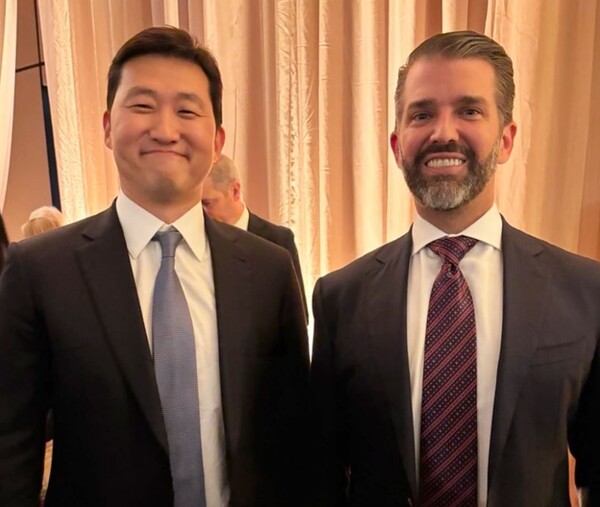 김범석 쿠팡Inc 의장(왼쪽)이 트럼프 대통령 당선인의 장남 트럼프 주니어와 17일(현지시간) 워싱턴 DC호텔에서 개최된 비공개 리셉션에 참석해 기념촬영을 하고 있다./연합