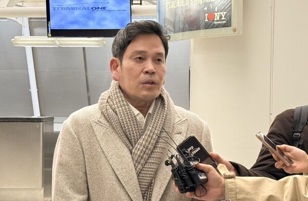 정용진 신세계그룹 회장이 2025년 1월 18일(현지시간) 미국 뉴욕 JFK국제공항에서 취재진과 인터뷰하고 있다. /연합
