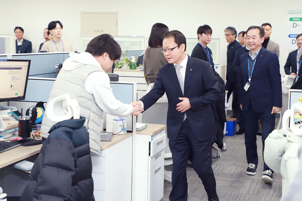 2025년 1월 17일 경기도 의왕시 NH통합IT센터에서 (왼쪽부터 2번째) 여영현 상호금융 대표가 직원들을 격려하고 있다./사진=농협