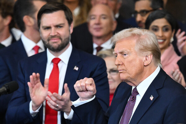 2025년 1월20일(현지시간) 미국 워싱턴D.C 연방의회 로텐도홀에서 도널드 트럼프 미국 대통령이 취임 연설을 하는 것을 J.D.밴스 부통령이 쳐다보고 있다./공동취재단연합