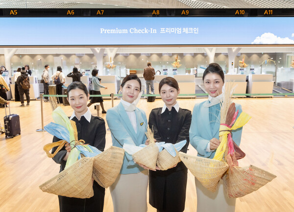 대한항공 관계자들이 복조리를 들고 있다. /2025.1.21 대한항공