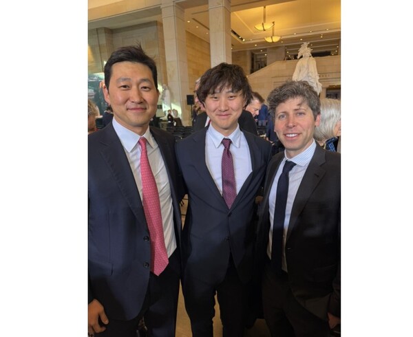 도널드 트럼프 대통령 취임식이 열린 2025년 1월 20일(현지시간) 미국 국회의사당 내 노예해방의 홀에서 샘 올트먼 오픈AI CEO(맨 왼쪽), 알렉산드르 왕 스케일AI 대표(가운데)와 기념 사진을 찍은 김범석 쿠팡Inc 의장. /알렉산드르 왕 엑스(X).