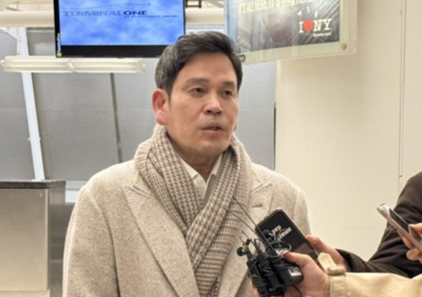 정용진 신세계그룹 회장이 2025년 1월 18일(현지시간) 미국 뉴욕 JFK국제공항에서 취재진과 인터뷰하고 있다. / 사진=연합