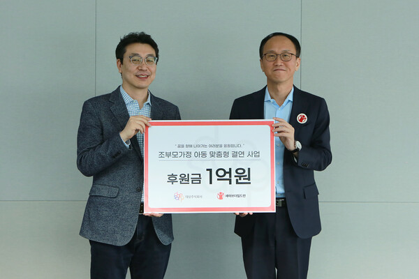 2025년 1월 21일 서울 종로구 대상 본사에서 열린 '조부모가정 아동 맞춤형 결연 사업 후원금 전달식’에서 (왼쪽부터) 이보라 대상 사회공헌팀장, 김희권 세이브더칠드런 ESG(환경·사회·지배구조) 부문장이 기념촬영을 하고 있다. /대상그룹