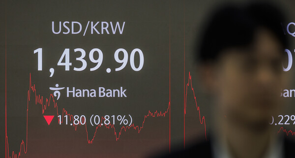 2025년 1월 21일 오후 서울 중구 하나은행 딜링룸의 화면에 원/달러 환율이 표시돼 있다./사진=연합뉴스