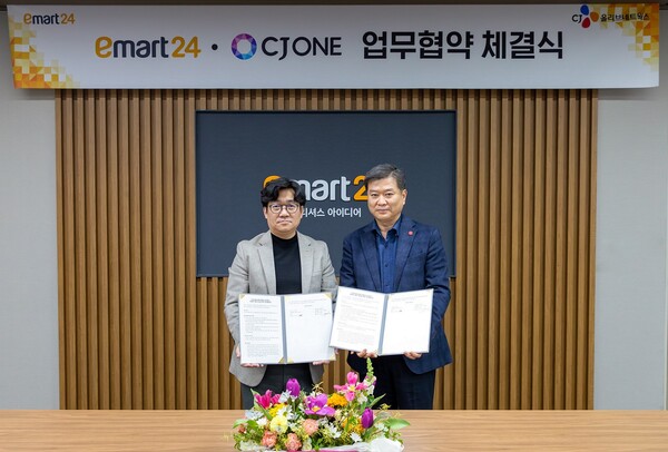 송만준 이마트24 송만준 대표이사(오른쪽)와 유인상 CJ올리브네트웍스 대표가 2025년 1월 21일 서울 성동구 이마트24 본사에서 기념사진을 찍고 있다. / 사진=이마트24