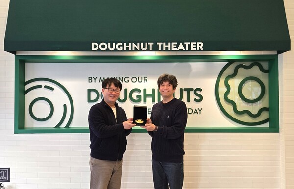 2025년 1월 21일 크리스피크림 도넛 수원인계점에서 제3회 스마일 도넛 챌린지 1등 당첨자에게 24K 골드 글레이즈드를 전달하고 기념사진을 촬영하고 있다. /2025.1.22.롯데GRS