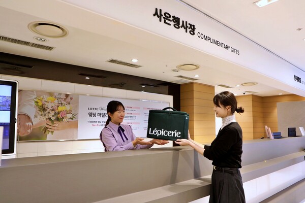 사은행사장에서 롯데백화점 보랭 가방을 반납하는 모습 / 사진=롯데백화점