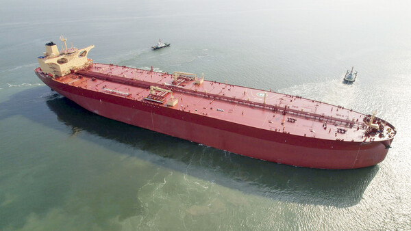 SK해운의 31만8000t(톤)급 초대형 유조선 씨브레이브호가 '오션와이즈'를 장착하고 최적 항로 운항 실증에 나선 모습이다. /2025.1.24 HD현대