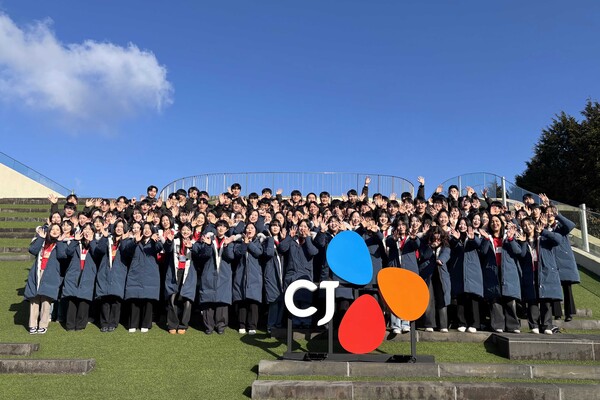 CJ그룹 신입사원들이 '클럽 나인브릿지'에서 기념사진촬영을 하고 있다./사진=CJ.