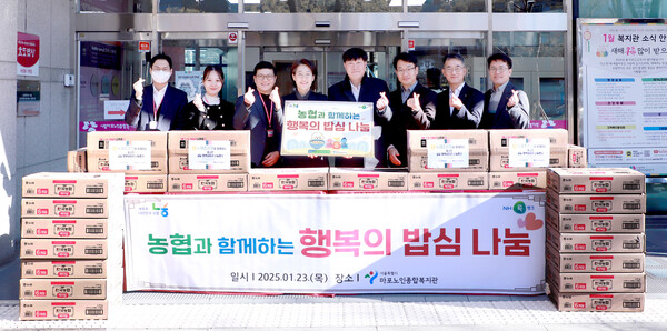 농협상호금융 임직원들이 설 명절을 앞두고 마포노인종합복지관을 방문해 행복의 밥심 나눔 행사를 가졌다./사진=농협.