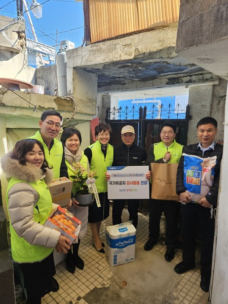 2025년 1월 23일 농신보 동행봉사단이 서울 서대문구 북아현동에서 월남 참전유공자 한진동씨(사진 가운데)에게 우리 농산물을 전달하고 기념 촬영을 하고 있다./농협