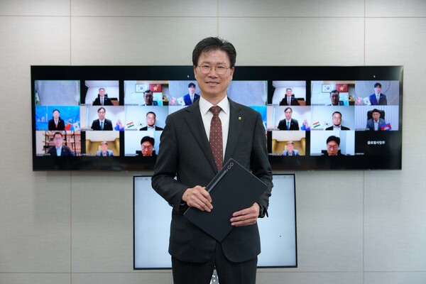 2025년 1월 24일 강태영 NH농협은행장은 서울 서대문구 본사에서 개최한 해외점포장 화상회의에서 원칙에 입각한 업무 수행을 당부하고 직원들을 격려하는 소통의 시간을 가졌다./사진=NH농협은행