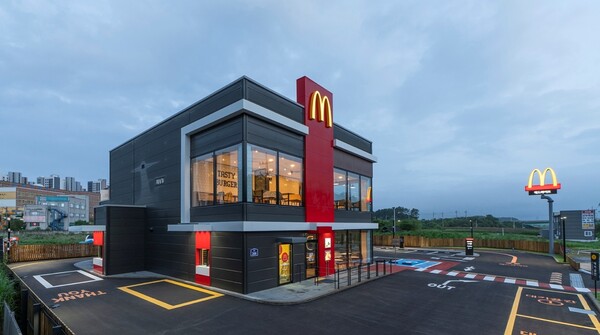 탠덤 DT와 하이패스 결제 시스템이 모두 적용된 맥도날드 여주DT점 전경 /2025.1.24.맥도날드