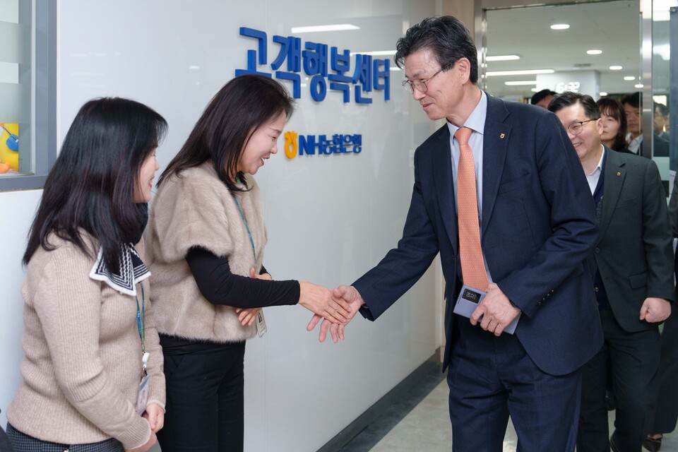 2025년 1월 23일 설 연휴 비상운영체계 운영 점검을 위해 서울시 용산 소재 고객행복센터에 방문한 강태영 NH농협은행 은행장이 직원들과 인사를 나누고 있다./사진=NH농협은행