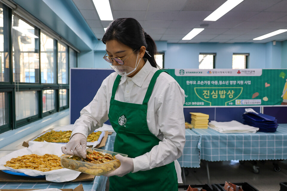 스타벅스 임직원이 설 명절을 앞두고 결식우려 한부모 조손가정 아동청소년에게 영양지원키트를 전달하는 '진심밥상' 활동을 펼치고 있다. 2025.1.26. /사진=스타벅스코리아