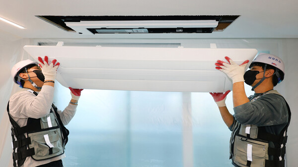  삼성전자 에어컨 기사들이 '삼성 인테리어핏 키트'를 활용해 비스포크 무풍 시스템에어컨을 설치하고 있다./2025.2.2.삼성전자
