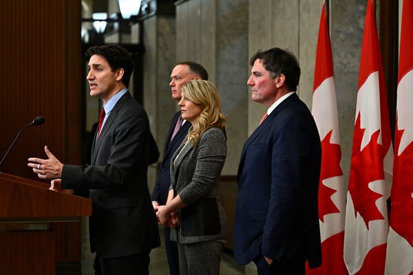 캐나다 쥐스탱 트뤼도 총리가 2025년 2월 1일(현지시간) 오타와에서 도널드 트럼프 미국 대통령이 캐나다, 멕시코, 중국에 대한 고율 관세 부과를 발표한 직후 기자회견을 하고 있다./AP연합