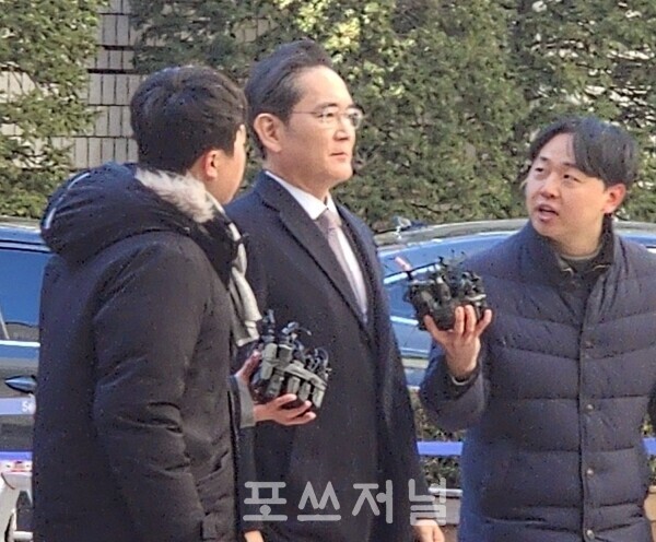 이재용 삼성전자 회장이 2025년 2월 3일 오후 삼성물산-제일모직 불법합병 의혹 사건 항소심 선고공판에 출석하기 위해 서울 서초구 서울중앙지법에 들어서고 있다./사진=문기수 기자