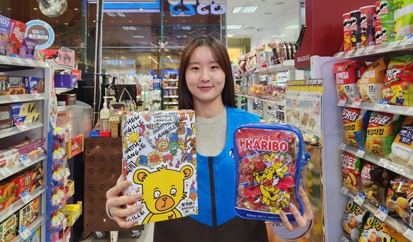 모델이 GS25에서 선보인 발렌타인데이 기획세트를 들고 포즈를 취하고 있다. / 사진=GS리테일