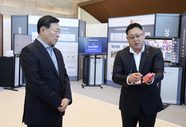 신동빈 롯데 회장이 2025년 1월 9일 롯데월드타워에서 열린 'AI 과제 쇼케이스'에서 롯데케미칼의 'AI 기반 컬러 예측 시스템'에 대한 설명을 듣고 있다. / 사진=롯데지주