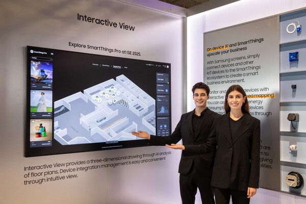 삼성전자 모델이 ISE 2025에서 AI 기능을 한층 강화한 B2B 통합 연결 플랫폼 '스마트싱스 프로'를 소개하고 있다./사진=삼성전자.