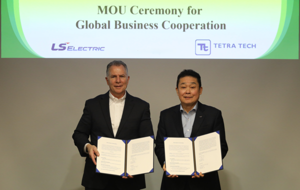 2025년2월3일 서울시 용산구 LS용산타워에서 진행된 글로벌 사업 협업을 위한 협약 체결식에서 (왼쪽부터) 데이비즈 조지 테트라 테크 사장, 김종우 LS일렉트릭 사장이 기념촬영을 하고 있다./사진=LS일렉트릭