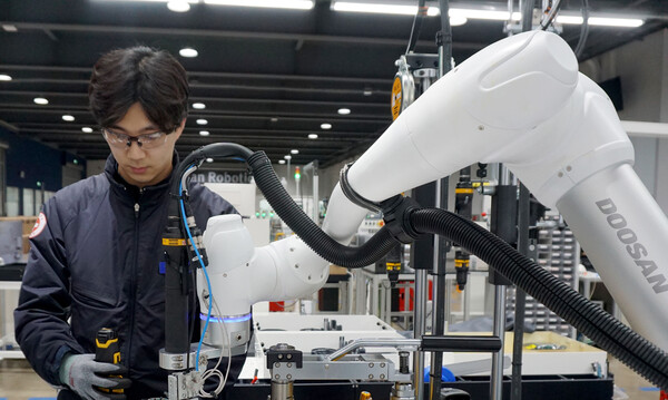 두산로보틱스가 동남아 지역에 대규모로 협동로봇을 공급한다. 사진은 두산로보틱스의 M시리즈./사진=두산로보틱스.