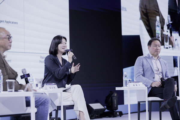 2024년 7월 19일 제주신라호텔에서 개최된 대한상의 제주포럼에서 네이버 최수연 대표(가운데)가 대한상의 최태원 회장(오른쪽), 카이스트 김재철AI대학원 정송 원장과 ‘AI 시대, 우리 기업의 도전과 미래 비전’을 주제로 대담을 나누고 있다./네이버