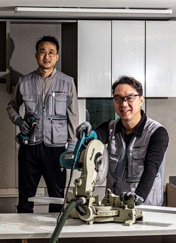 한샘이 홈 인테리어 시공 전문가 ‘시공프로’를 모집하는 가운데 한샘의 시공명장들이 사진 촬영을 하고있다. /2025.2.7.한샘