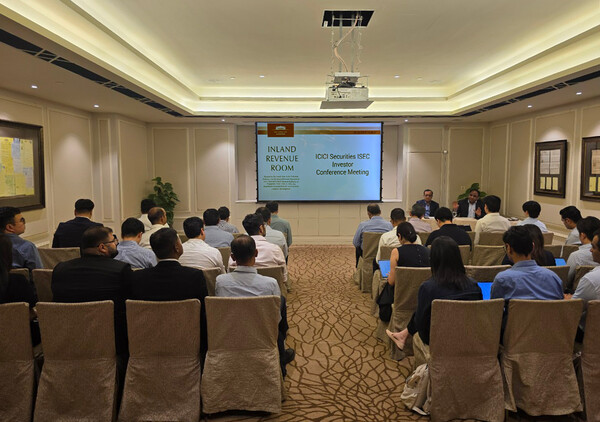 6일 싱가포르 풀러턴호텔에서 열린 인도기업 IR 컨퍼런스에서 관계자들이 인도 증시 전망에 대해 듣고 있다./사진=NH투자증권
