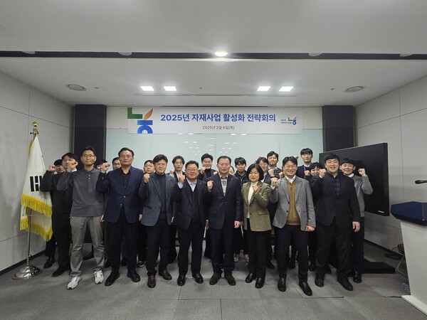 농협경제지주 정창윤 영농자재본부장(첫줄 오른쪽 네번째), 임규원 자재사업부장(첫줄 오른쪽 다섯 번째), 전국 4대(중부·영남·호남·제주) 자재유통센터장 등 관계자들이 2025년 2월 6일 서대문구 소재 농협중앙회 본관에서 개최된 '농자재 사업 활성화 전략회의'에서 기념사진을 찍고 있다. / 사진=농협