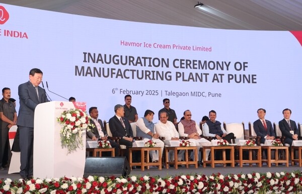 롯데는 2025년 2월 6일 인도 푸네시에서 하브모어 신공장 준공식을 개최했다. 신공장은 롯데웰푸드가 2017년 하브모어를 인수한 이후 처음 증설한 생산시설이다. 신동빈 롯데 회장(왼쪽)이 신공장 준공식에서 축사를 하고 있다./롯데