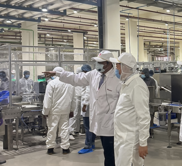 롯데는 2025년 2월 6일 인도 푸네시에서 하브모어 신공장 준공식을 개최했다. 신공장은 롯데웰푸드가 2017년 하브모어를 인수한 이후 처음 증설한 생산시설이다. 신동빈 롯데 회장(오른쪽)이 신공장을 둘러보고 있다./롯데