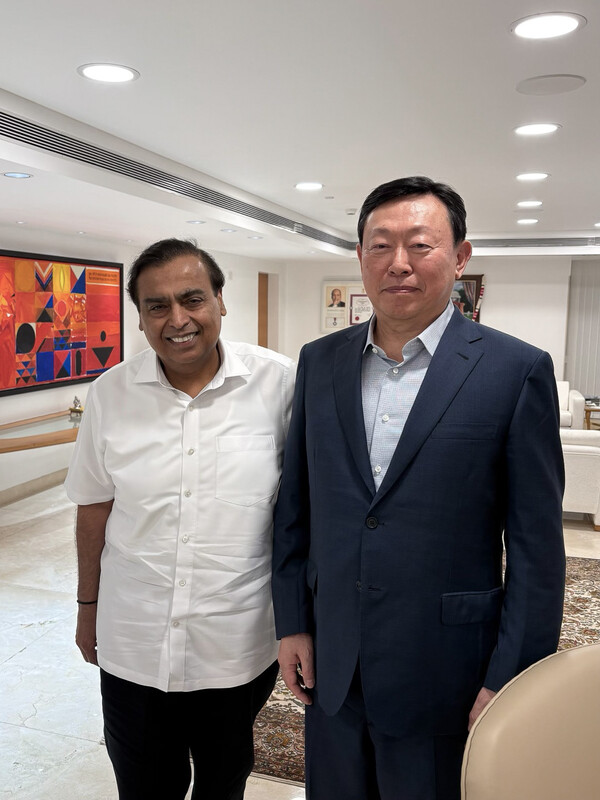 신동빈 롯데 회장(오른쪽)과 무케시 암바니 릴라이언스그룹 회장./2025.2.9.롯데