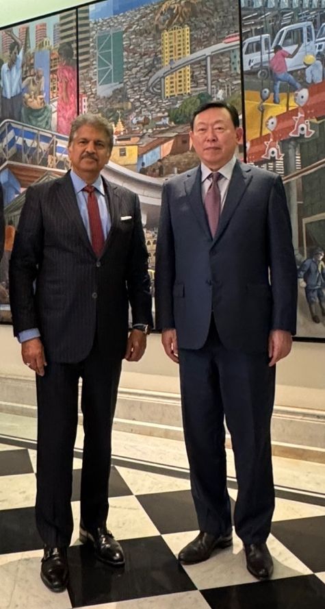  신동빈 롯데 회장(오른쪽)과 아난드 마힌드라 마힌드라그룹 회장./2025.2.9 롯데