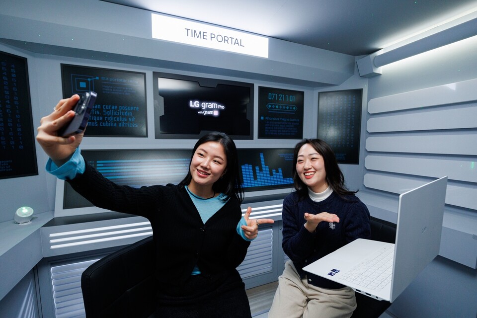 LG전자가 2025년 3월 30일까지 서울 영등포구 ‘그라운드220’에서 운영하는 ‘그램 프로 AI 스페이스’ 팝업스토어를 방문한 사람들이 방탈출 게임을 즐기며 AI 타임트래블, AI 요약, AI 챗봇 등 2025년형 LG 그램 프로의 주요 AI 기능을 체험하고 있다. 2025.2.9./사진=LG전자