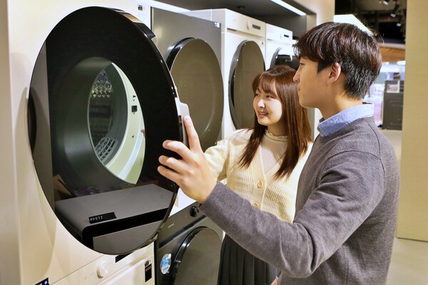 롯데백화점이 웨딩페어를 진행한다. 롯데백화점 8층 삼성전자 매장에서 예비 신혼부부가 혼수 가전을 살펴보고 있다./사진=롯데쇼핑 2025.02.10